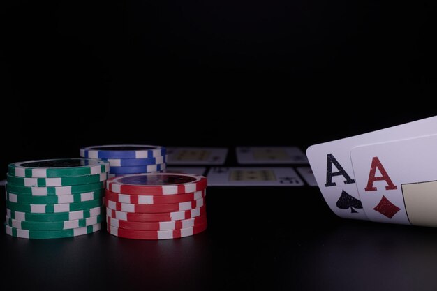 Foto de dealer of croupier schudt pokerkaarten in een casino op de achtergrond van een tafel chips grote overwinning