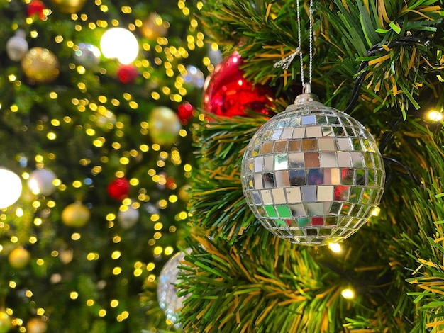 De decoratie van de de balboom van Kerstmis De achtergrond van Kerstmis