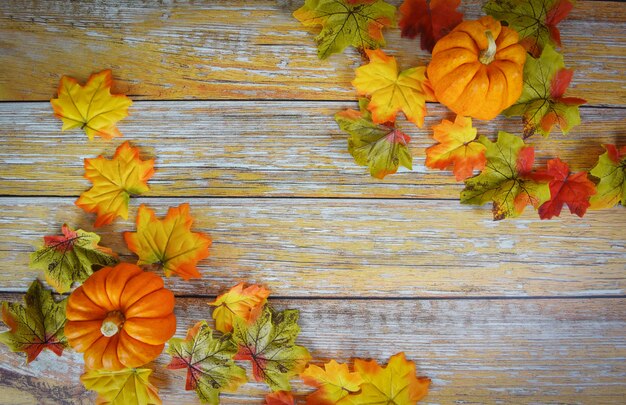 Foto de decoratie van het de herfstblad van het dankzeggingskader feestelijk op houten