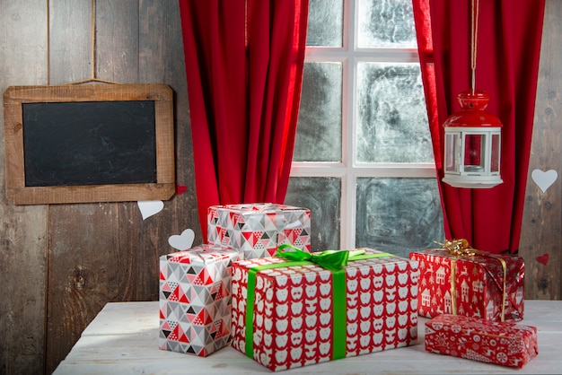 De decoratie van Kerstmisgiften dichtbij het rustieke venster