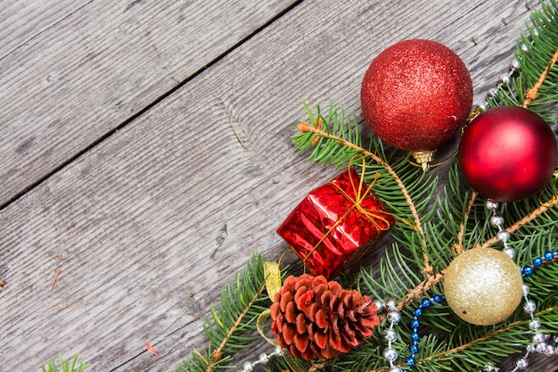 De decoratiesnuisterijen van Kerstmis met takken van spar op houten achtergrond