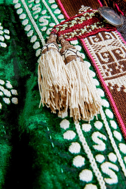 De decoratieve elementen en ornamenten op de nationale kleding van Oezbekistan