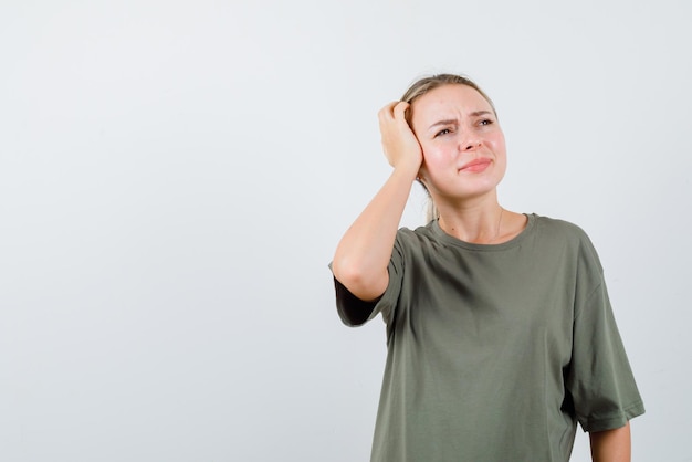 De denkende vrouw legt haar hand op het hoofd op een witte achtergrond