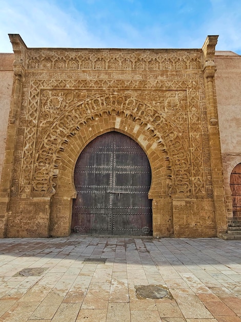 De deur in de toegangsmuur naar de kasbah van de Udayas Rabat