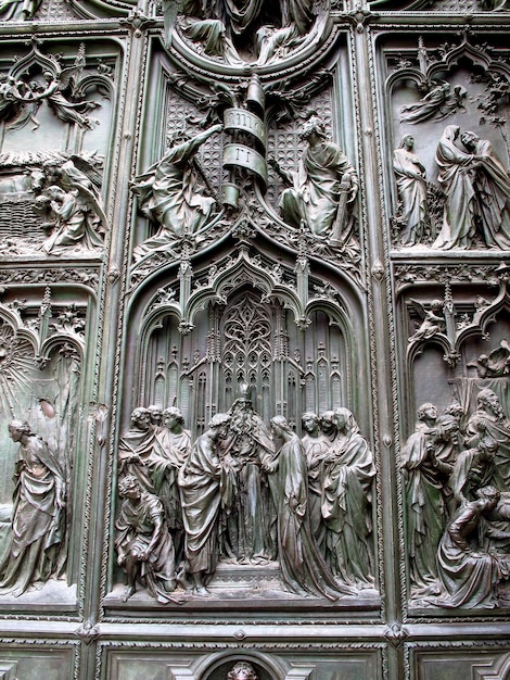 De deur van Duomo de kathedraal in Milaan Italië