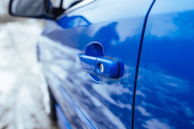 De deurklink van de auto. het concept van gebruikte auto's