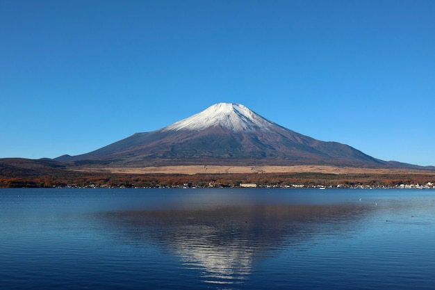 De diamant zet Fuji op bij meer Kawaguchiko bij zonsopgang Japan