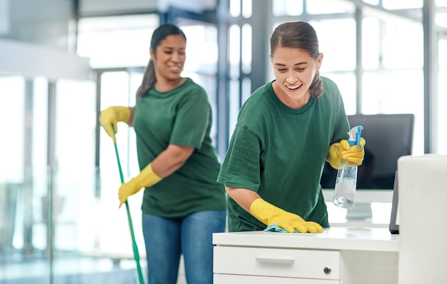 De diepste reiniging voor volledige gemoedsrust Shot van twee jonge vrouwen die een modern kantoor schoonmaken