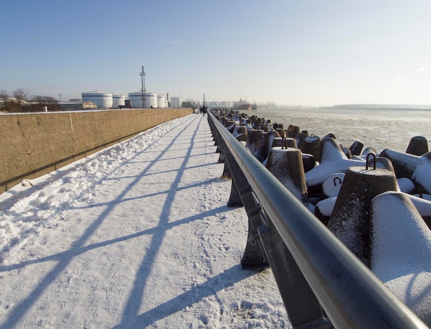 De dijk langs de Oostzee van de stad Klaipeda in Litouwen op een zonnige winterdag