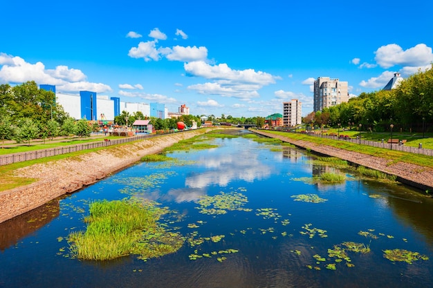 De dijkpromenade van de Uvod-rivier in Ivanovo