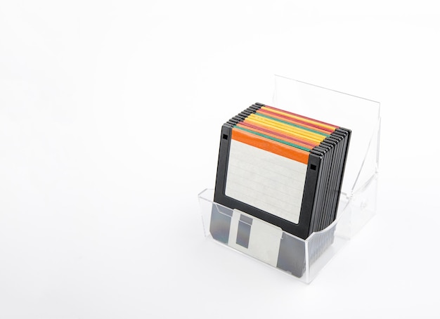 De diskettes in een transparante doos op geïsoleerde witte achtergrond