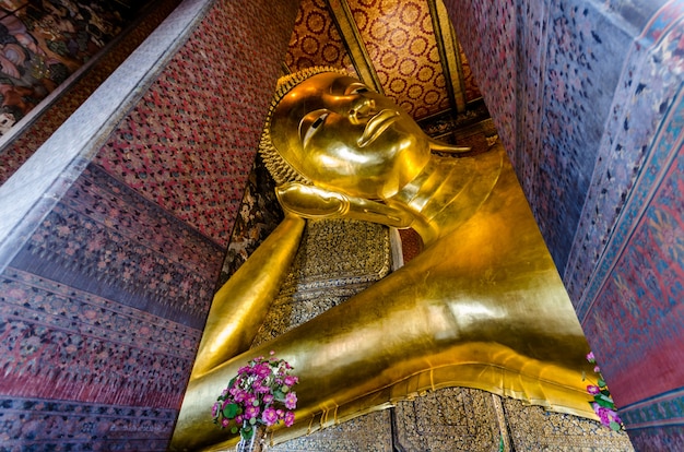 De doende leunen Boedha in Wat Pho in Bangkok, Thailand