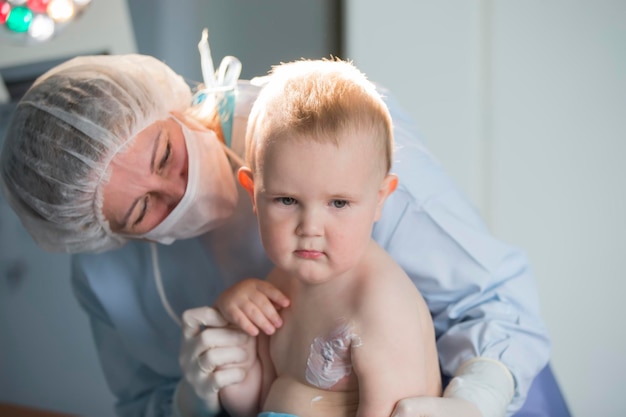 De dokter behandelt de baby Kleine ziekenhuispatiënt