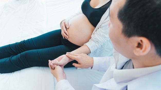 De dokter diagnosticeert zwangere vrouwen.