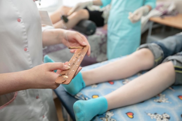 De dokter maakt de patiënt aromatherapie Stick met rook voor aromatherapie