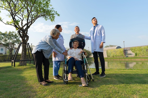 De dokter nam de patiënt mee in een rolstoel