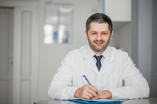 De dokter schrijven. blij, lachend.