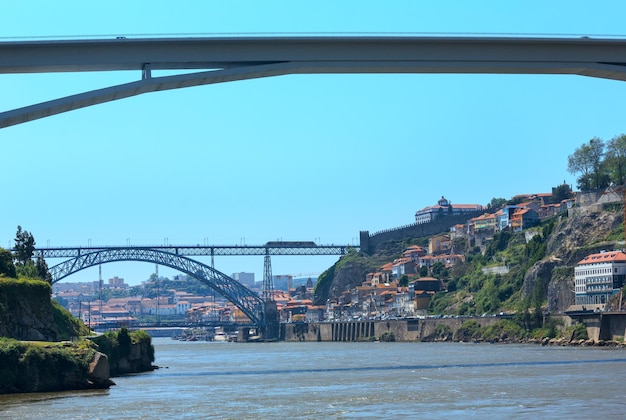 De Dom Luis I (of Luiz I) brug over de rivier de Douro, Porto, Portugal. Mensen zijn onherkenbaar.