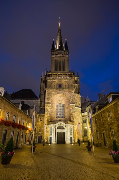 De Dom Van Aken En Domhof 's Nachts