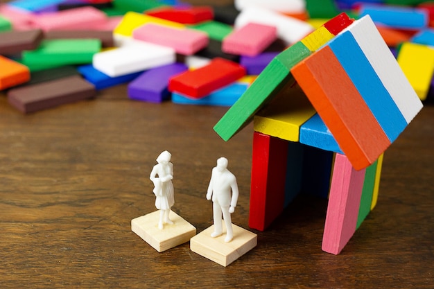 Foto de domino-multikleur bouwt thuis op houten tafel.