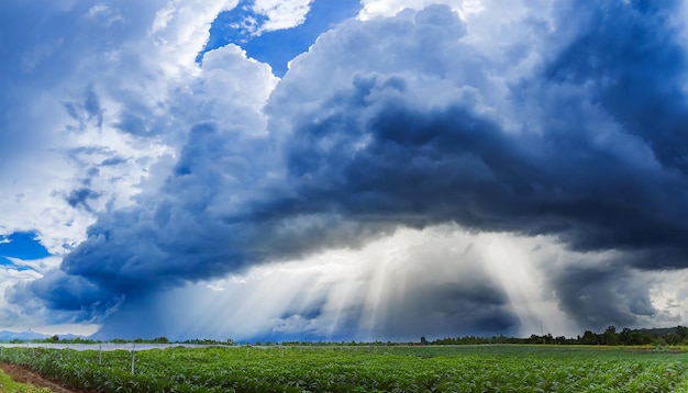 De donkere hemel met zware wolken die samenkomen en een gewelddadige storm voor de regen