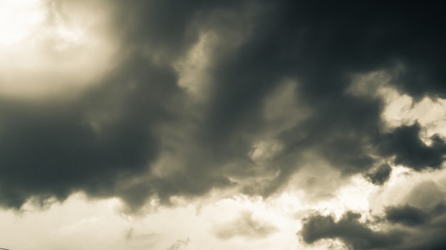 De donkere wolken. De lucht in het zwart. Patroon van de wolken van tornado, orkaan of onweer. Soms zware bewolking maar geen regen