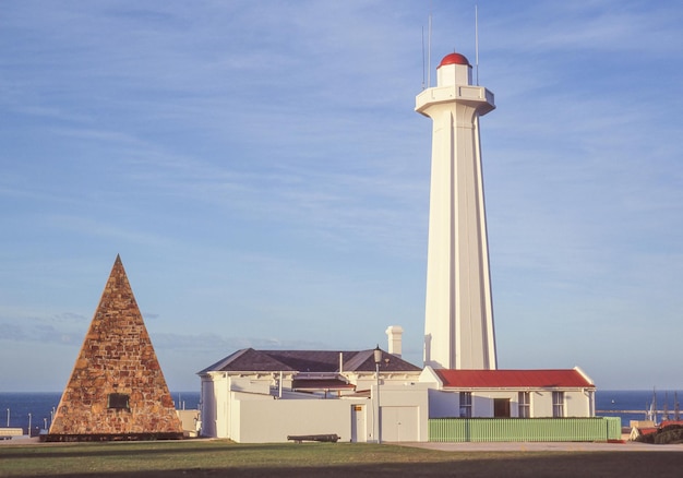 De Donkin Reserve-piramide en vuurtoren in Gqeberha, voorheen Port Elizabeth genoemd, in de provincie Oost-Kaap van Zuid-Afrika