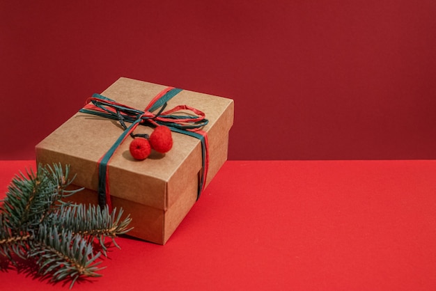 De doos van de Kerstmisgift en de vertakking van de pijnboomboom