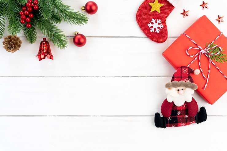Foto de doos van de kerstmisgift, nette takken en decoratie houten achtergrond.