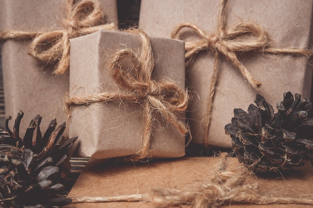 De doos van Kerstmisgiften stelt op bruin voor