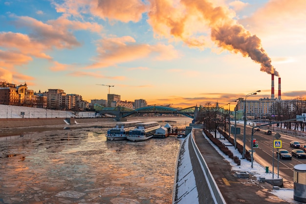 De dramatische hemel van de Icebreakzonsondergang op de rivier van Moskou