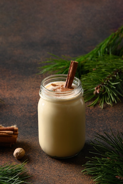 De drank van de Kerstmiseierpunch in metselaarkruik op bruine achtergrond