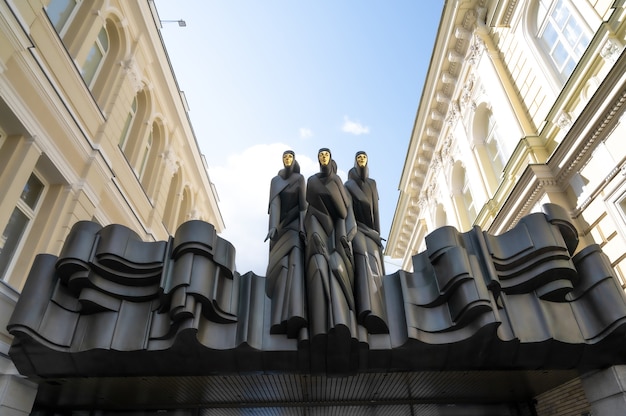 De drie beelden met het gouden masker in Vilnius