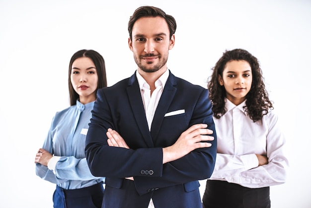 De drie zakenmensen staan op de witte achtergrond