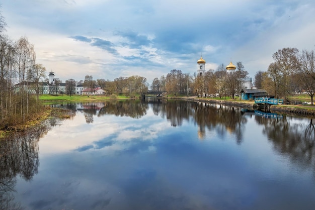 De Driekoningenkathedraal aan de rivier de Tsna in de stad Vyshny Volochyok en een brandweerkazerne