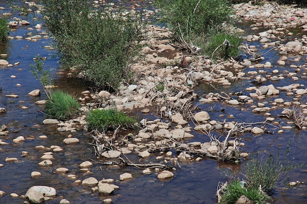 De droge rivier in Asenovgrad in Bulgarije