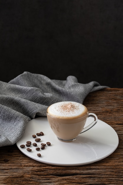 De duidelijke kop van de cappuccinokoffie op houten achtergrond voor de koffiemenu van de koffiekoffie