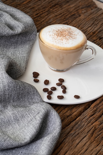 De duidelijke kop van de cappuccinokoffie op houten achtergrond voor de koffiemenu van de koffiekoffie