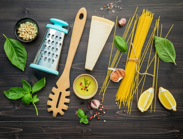 De dunne spaghetti op zwarte houten achtergrond.