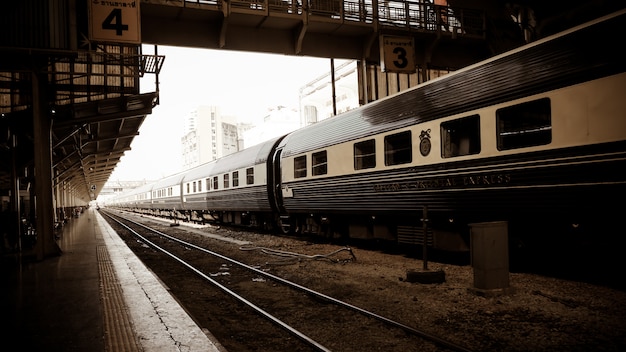 De Eastern &amp; Oriental Express Luxury Trains, Bangkok naar Singapore in het treinstation Hua Lamphong