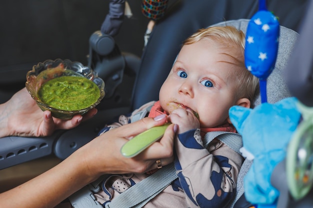 De eerste aanvullende voeding van een kind op 6 maanden Broccoli puree baby