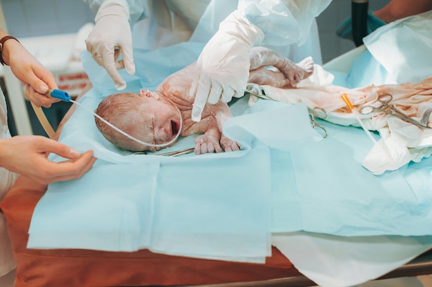 De eerste dag van de pasgeborene in het ziekenhuis.