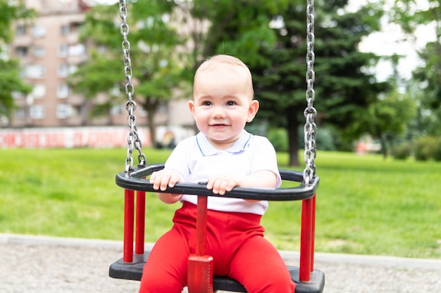 De eerste schommel van kleine jongen