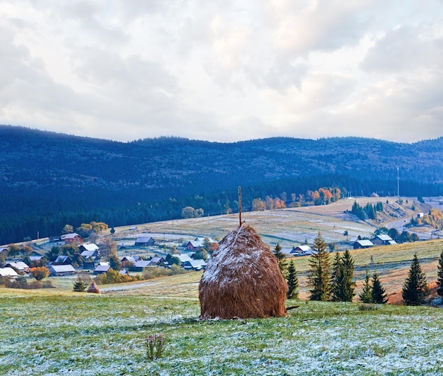 De eerste sneeuw van de winter en de herfst bergdorp