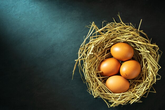 De eieren in het nest van rijststro en de achtergrond van het ochtendzonlicht dat wordt gemaakt