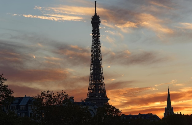 De Eiffeltoren bij zonsondergang Parijs Frankrijk Het is de meest populaire reisplaats en het wereldwijde culturele icoon van Frankrijk en de wereld