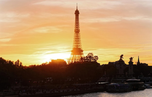 De Eiffeltoren bij zonsondergang Parijs Frankrijk Het is de meest populaire reisplaats en het wereldwijde culturele icoon van Frankrijk en de wereld