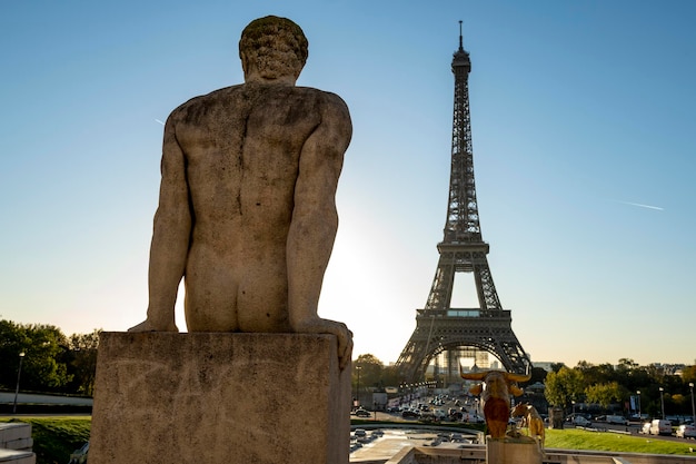 De Eiffeltoren bij zonsopgang vanaf Place du Trocadero Parijs Frankrijk