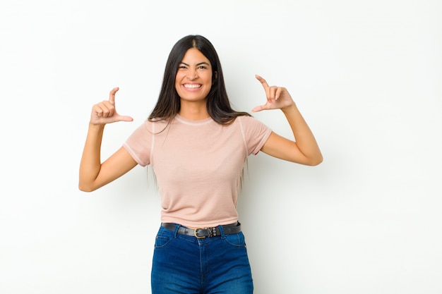 de eigen glimlach met beide handen omkaderen of schetsen, er positief en gelukkig uitzien, wellness-concept