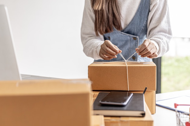 De eigenaar van een e-commerce website knoopt een heleboel touwen aan elkaar met de goederen die klanten online bestellen en betalen met creditcard of onder rembours, verzending via privévervoer.